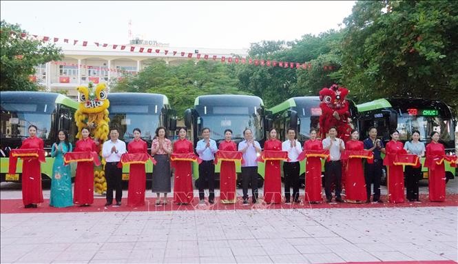 代表们为学生接送线路开通剪彩。