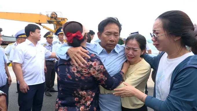 亲属激动地与亲人重逢。