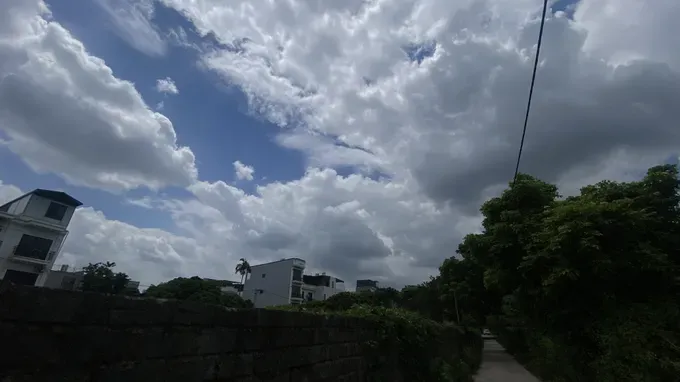 首轮冷空气到来前，河内天气闷热，随后气温将因冷空气影响而转凉。图：福厚
