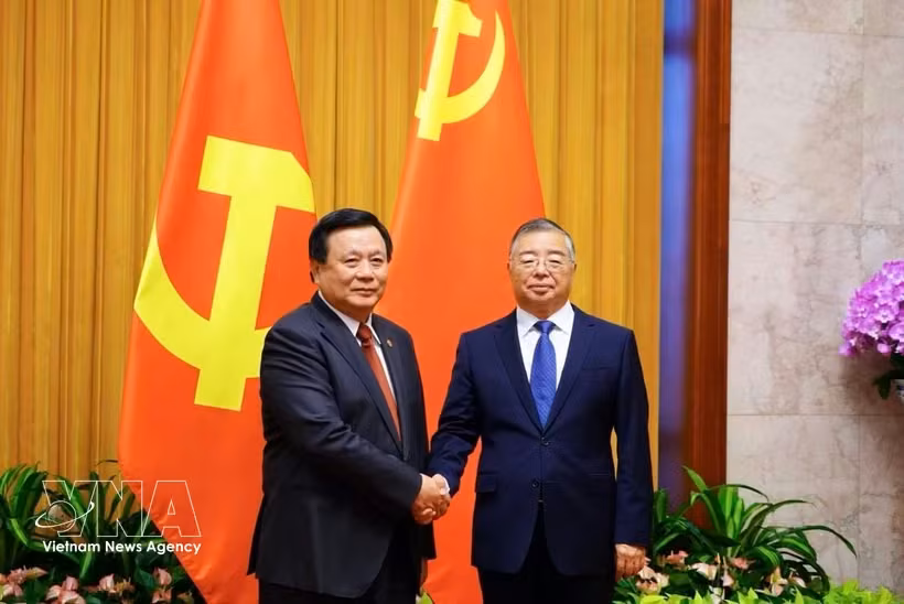 党中央理论委员会主席、党领导越南革命100周年总结工作指导委员会副主任阮春胜与中共中央政治局委员、书记处书记、中宣部部长李书磊合影。图：越通社 