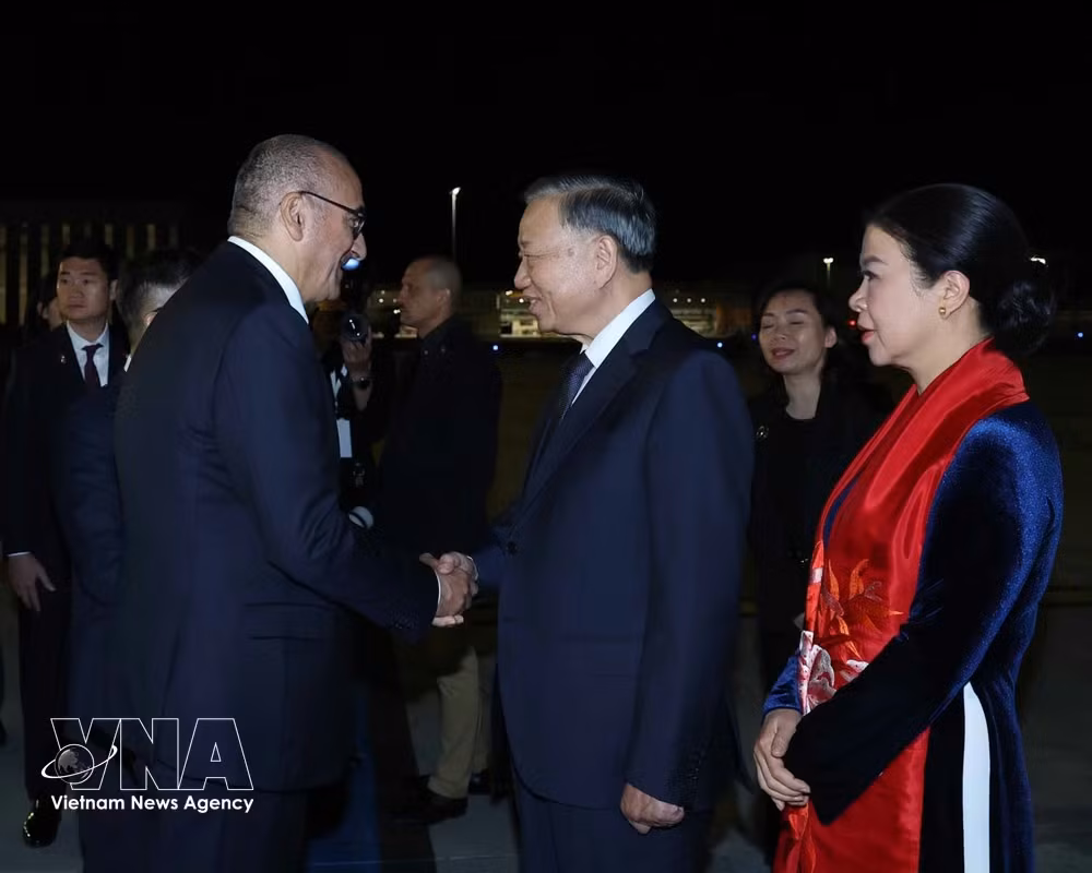 potal-tong-bi-thu-chu-tich-nuoc-to-lam-va-phu-nhan-bat-dau-chuyen-tham-chinh-thuc-cong-hoa-phap-va-du-hoi-nghi-thuong-dinh-khong-gian-vu-tru-9014620.jpg