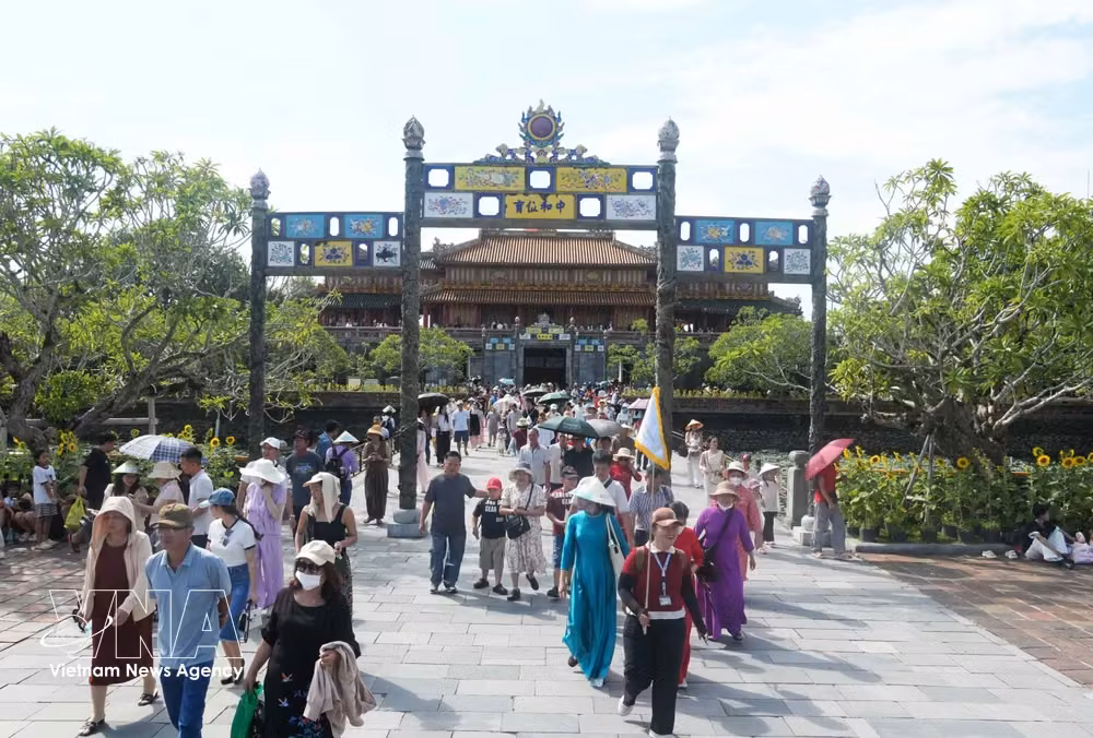 potal-dong-dao-du-khach-tham-quan-dai-noi-hue-trong-ngay-le-quoc-khanh-8998322.jpg