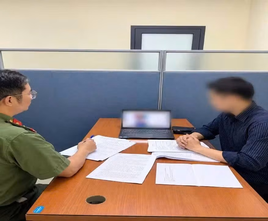 河内市公安与发布有关Grab司机“关闭应用程式”未经核实信息的人员进行调查。图：河内市公安