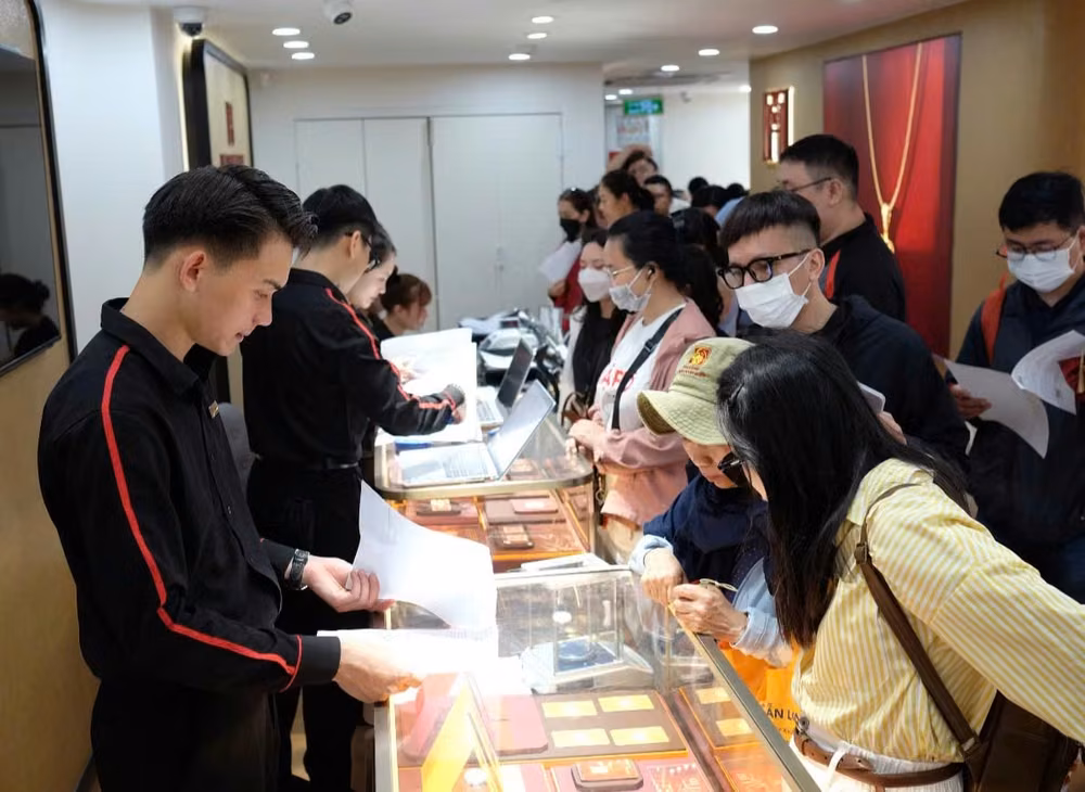民众购买黄金时，如希望短期投资获利，应谨慎考虑。
