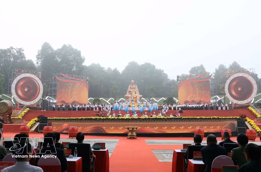 potal-tong-bi-thu-chu-tich-nuoc-du-le-ky-niem-72-nam-ngay-bac-ho-ve-tham-den-hung-va-khanh-thanh-tuong-dai-bac-ho-voi-ngay-hoi-non-song-9034929.jpg