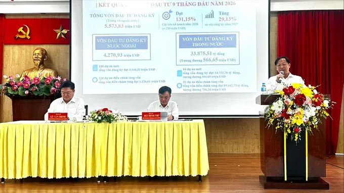 投资管理部主任阮文富在会议上作报告。图：成勇