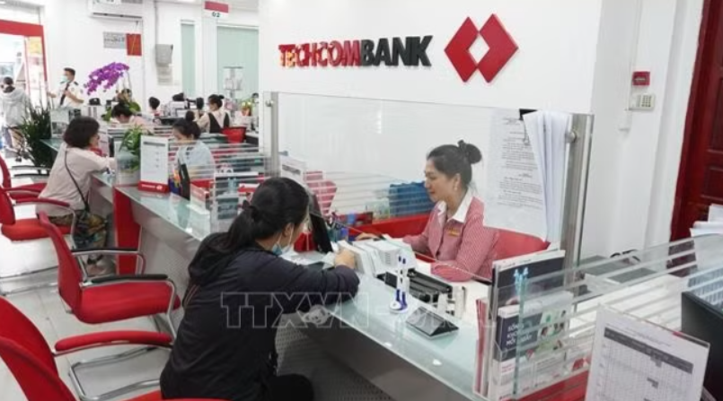 客户在越南技术商业股份银行（Techcombank）办理业务。资料图：青新／越通社