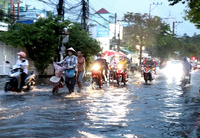 大雨叠加潮汛导致永隆省隆洲坊9月2日街积水。图：黎翠姮／越通社