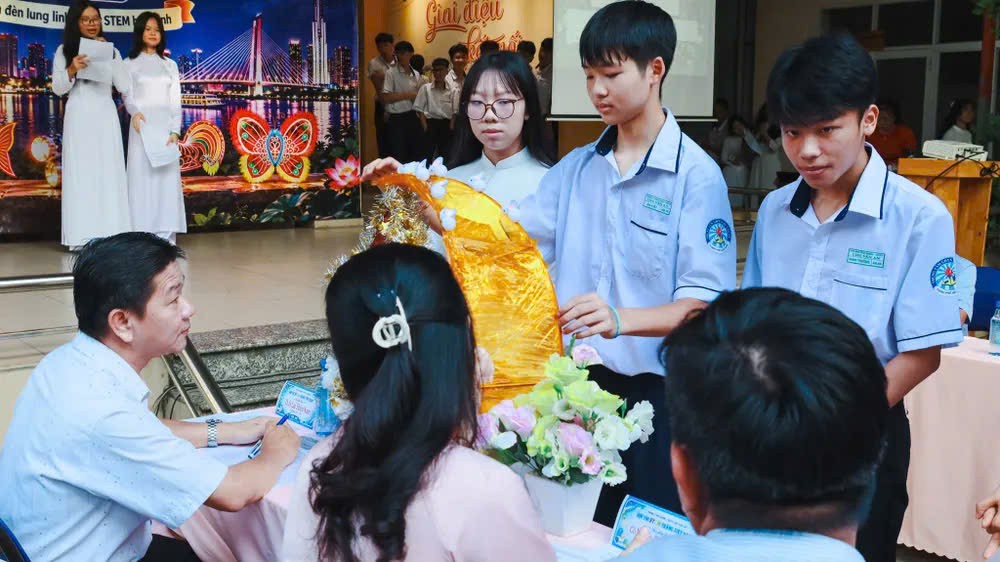 堤岸地区第五郡职技教育与成人教育中心、朱文安成人教育中心、华语成人教育中心根据方案合并为1个职技教育与成人教育中心。