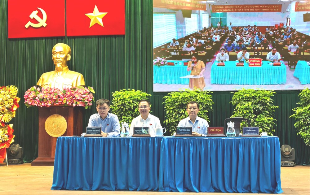 8号国会代表组成员接触选民。图：阮新