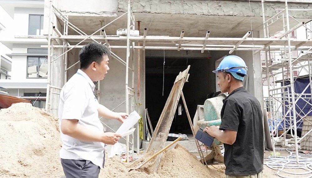 胡志明市隆福坊公务员检查当地建筑工程。图：芳鸳