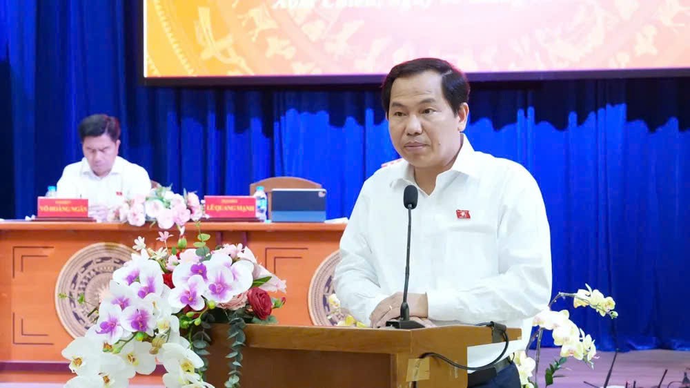 国会秘书长、国会办公厅主任黎光孟与选民交流。