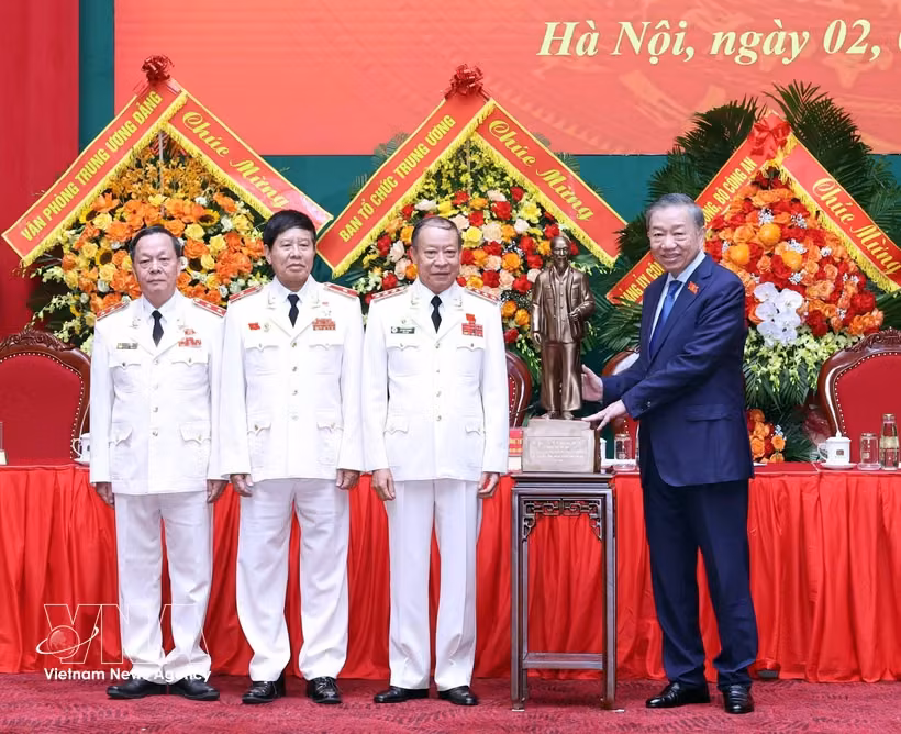 党中央总书记、国家主席苏林向越南人民公安退休人员协会赠送胡志明主席塑像。图自越通社
