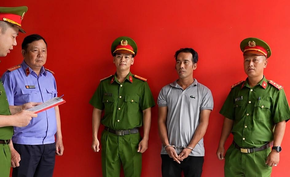 刘清平（右二）在调查机关。图：胡志明市公安
