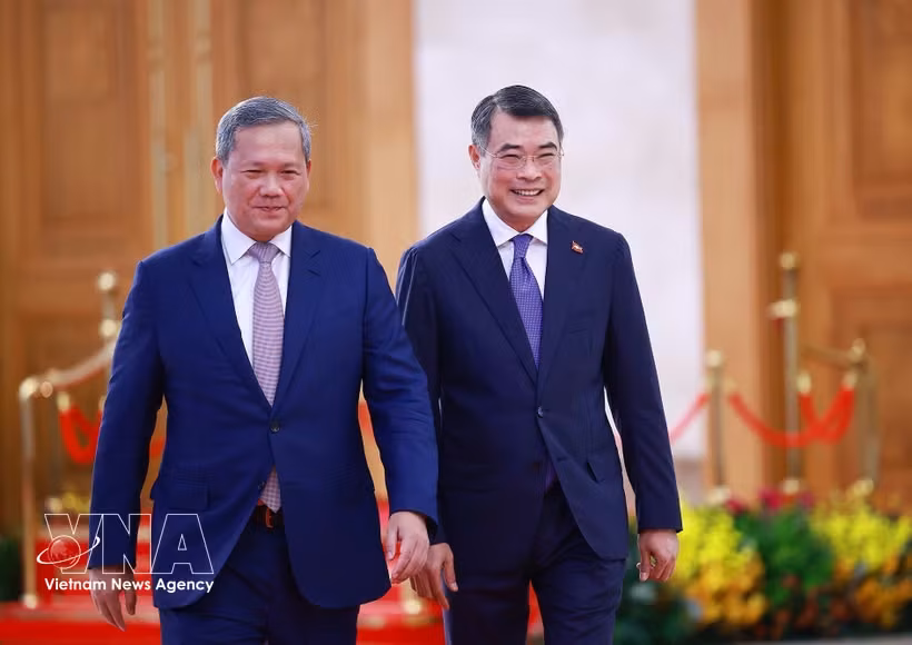 越南政府总理黎明兴迎接于今年6月8日至9日对越南进行正式访问，并出席在河内举行的第三届东盟未来论坛的柬埔寨首相洪玛奈。图自越通社