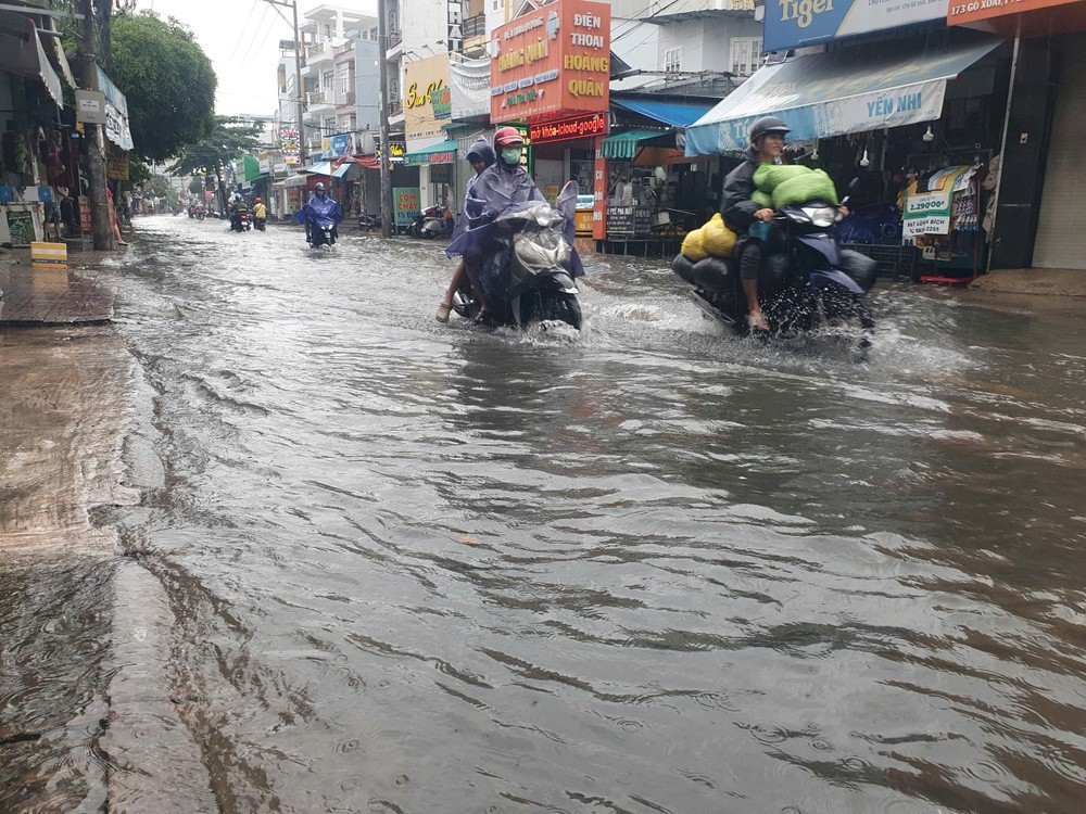 近期，强降雨叠加潮汛，导致胡志明市部分道路出现积水。图：坚强