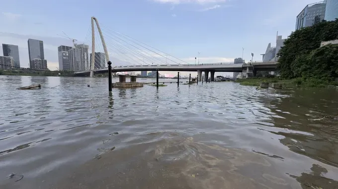 10月12日下午，西贡坊巴逊桥区域西贡河水漫上岸。图：廷裕