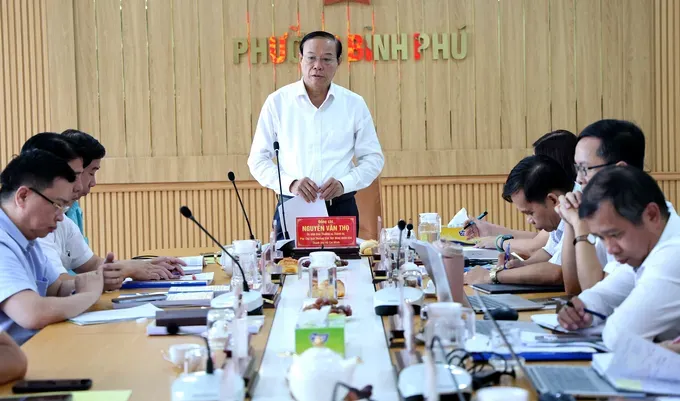 阮文寿同志主持工作会议。图：黎钗