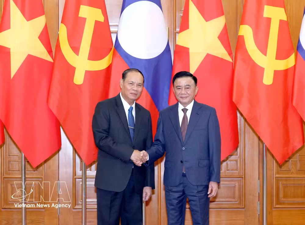 党中央书记处常务书记陈锦秀和老挝人民革命党中央书记处常务书记维莱·拉坎丰举行会谈。图自越通社