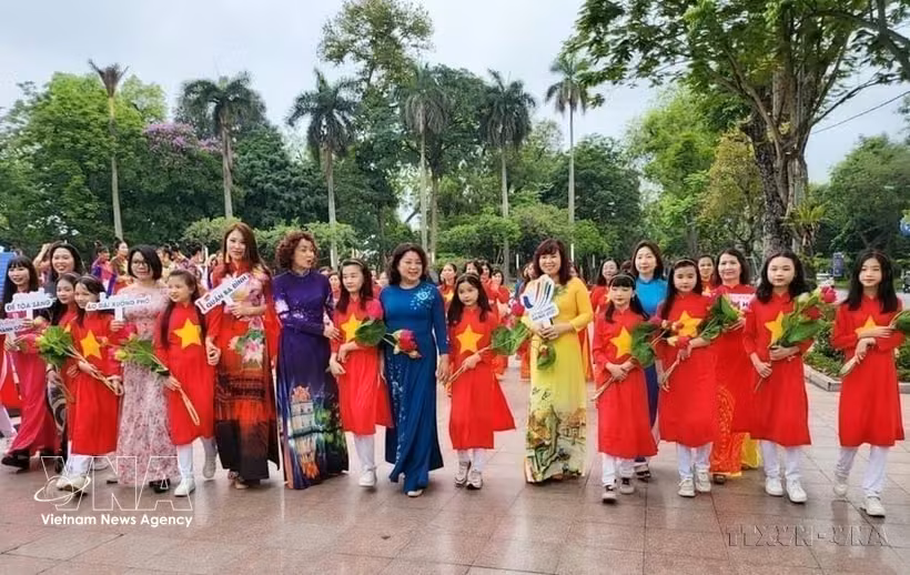 越南妇女始终是凝聚民族力量的重要组成部分。图自越通社