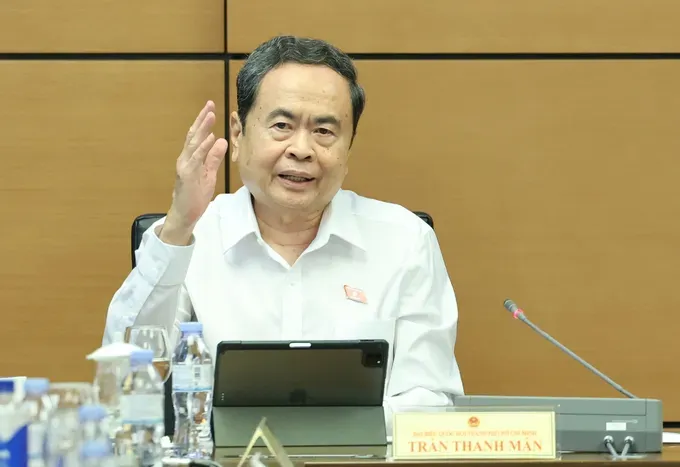 国会主席陈青敏在胡志明市国会代表团小组讨论会上发言。图：光福