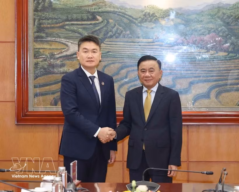 党中央政治局委员、中央书记处常务书记陈锦秀与老挝人民革命党中央委员、老挝人民革命中央青年团书记通力·西苏里。图自越通社
