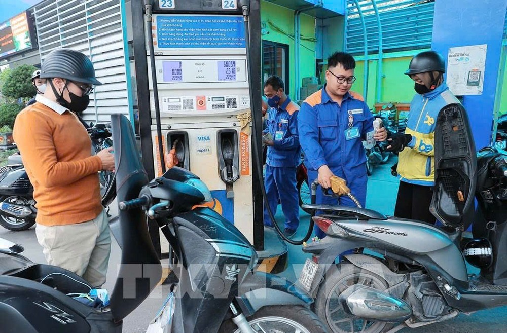 在Petrolimex加油站购买和销售汽油。图：陈越／越通社
