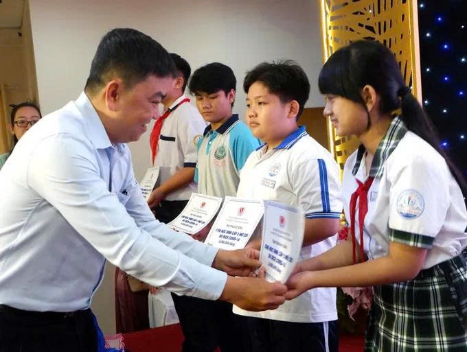 向因新冠疫情失去父母的孤儿颁发助学金。图：红海