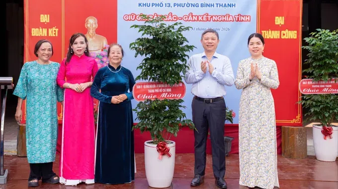 杨英德同志代表胡志明市市委、市人民议会、市人委会及胡志明市越南祖国阵线委员会赠送绿植，祝贺节日活动。图：红海