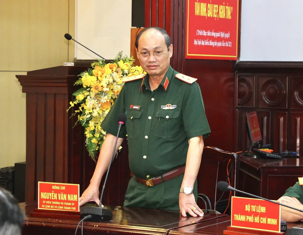 Trung tướng Nguyễn Văn Nam, Ủy viên Ban Thường vụ Thành ủy, Tư lệnh Bộ Tư lệnh TPHCM tại lễ trao quyết định