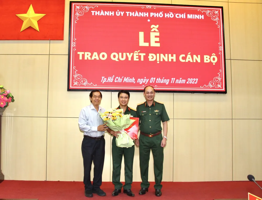 Trung tướng Nguyễn Văn Nam, Tư lệnh Bộ Tư lệnh TPHCM và Bí thư Quận ủy quận Gò Vấp Sử Ngọc Anh tặng hoa chúc mừng đồng chí Phạm Minh Tuân