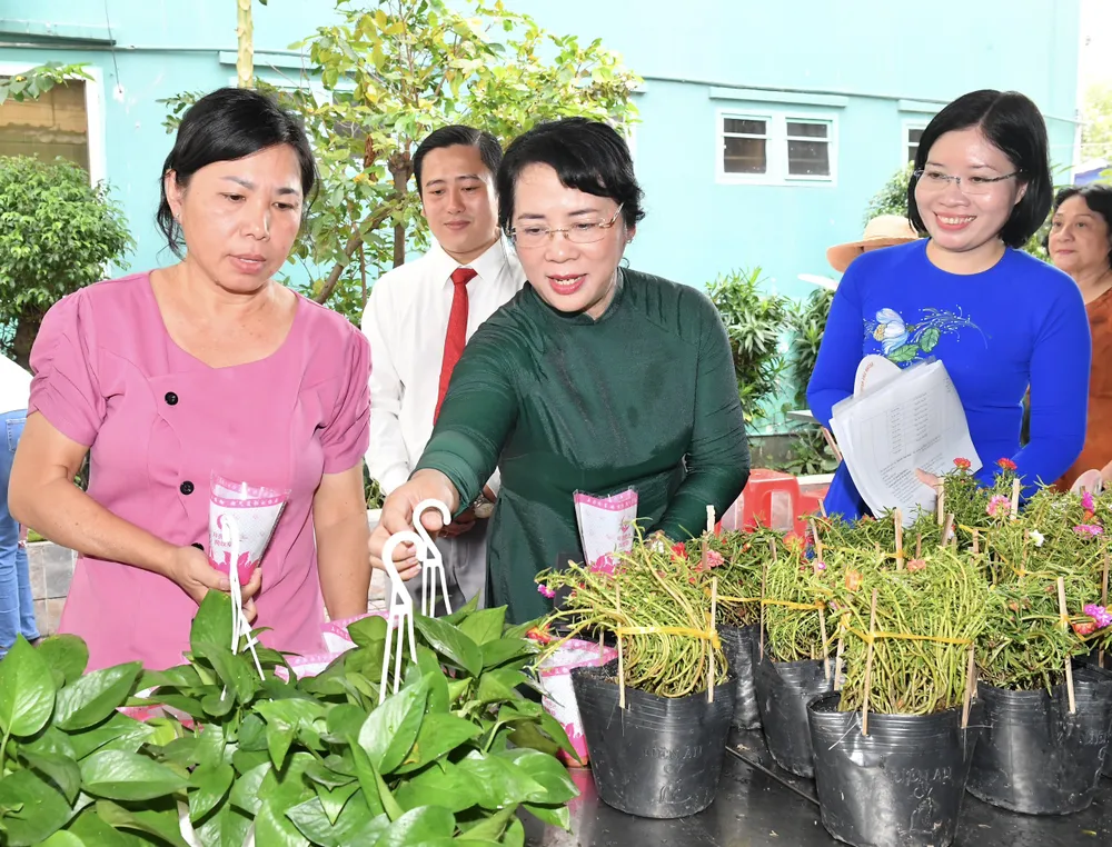 Hoạt động đổi rác lấy quà tại ngày hội. Ảnh: VIỆT DŨNG Hoạt động đổi rác lấy quà tại ngày hội. Ảnh: VIỆT DŨNG