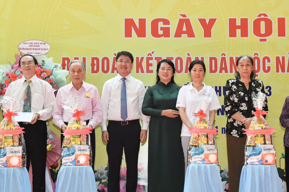 Ban vận động và quản lý quỹ “Vì người nghèo” Uỷ ban MTTQ Việt Nam TPHCM trao tặng đến hộ dân có hoàn cảnh khó khăn trên địa bàn phường 13. Ảnh: VIỆT DŨNG Ban vận động và quản lý quỹ “Vì người nghèo” Uỷ ban MTTQ Việt Nam TPHCM trao tặng đến hộ dân có hoàn cảnh khó khăn trên địa bàn phường 13. Ảnh: VIỆT DŨNG