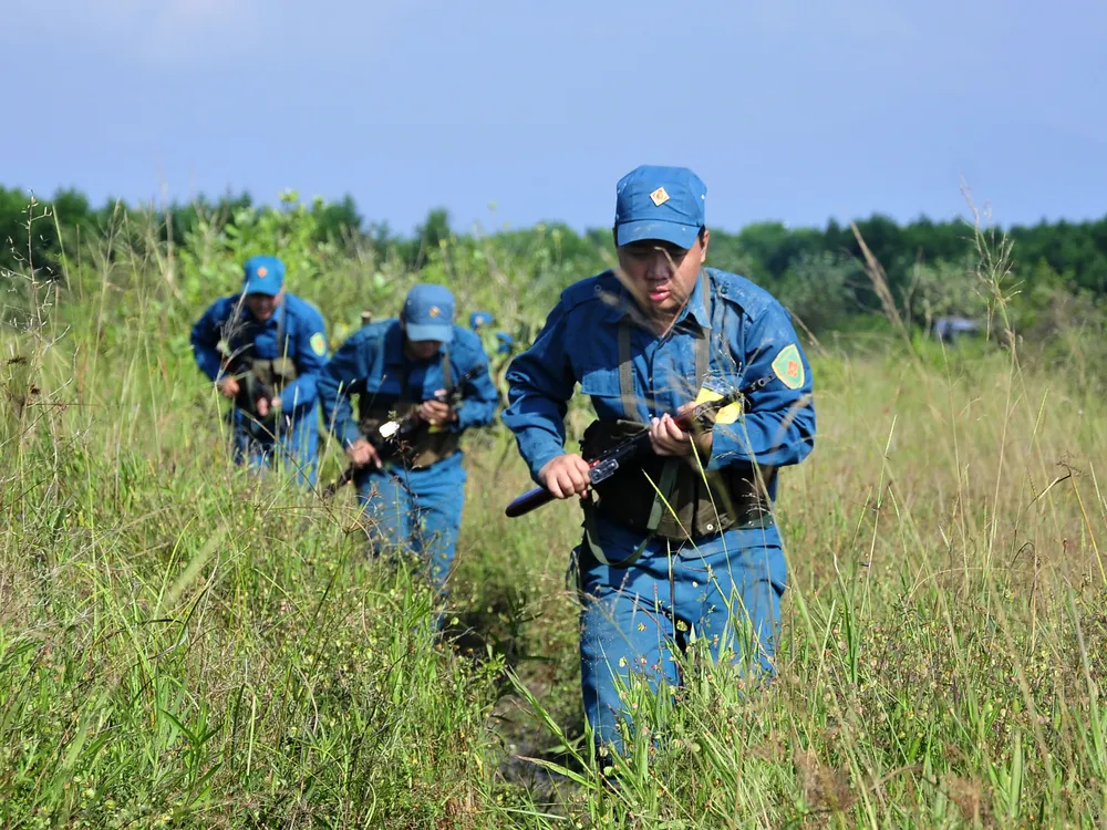 Lực lượng dân quân Ban CHQS huyện Củ Chi cơ động vào vị trí chiến đấu