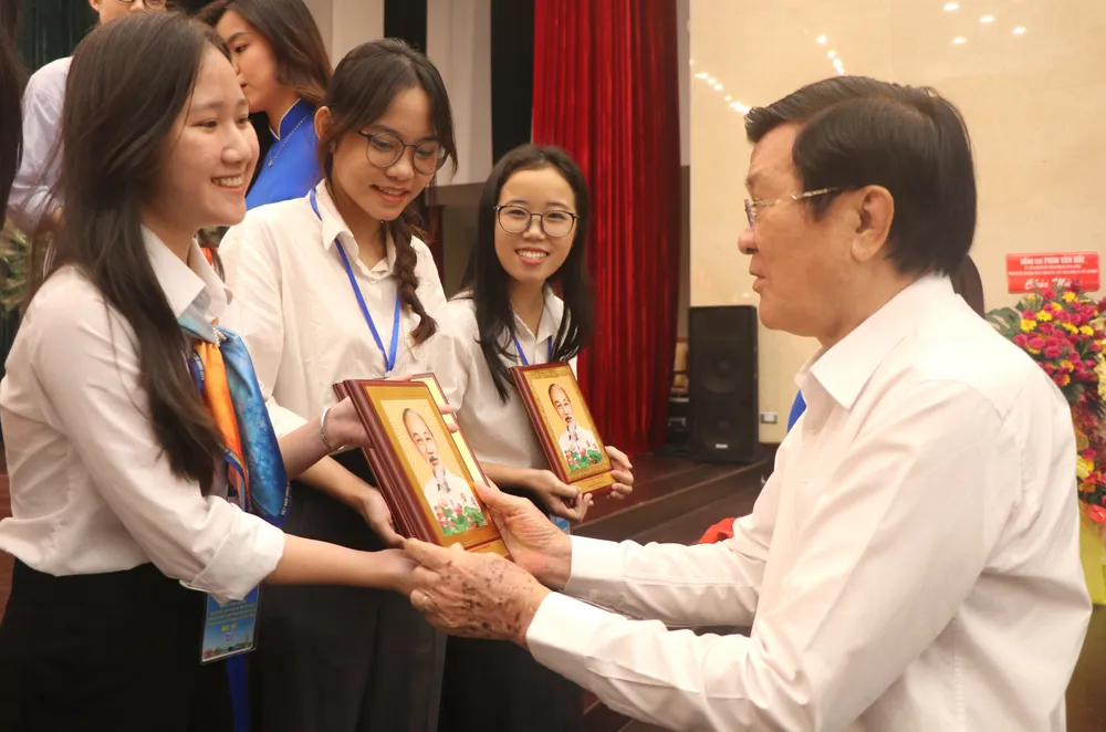 Nguyên Chủ tịch nước Trương Tấn Sang biểu dương sinh viên tiêu biểu tại chương trình Nguyên Chủ tịch nước Trương Tấn Sang biểu dương sinh viên tiêu biểu tại chương trình