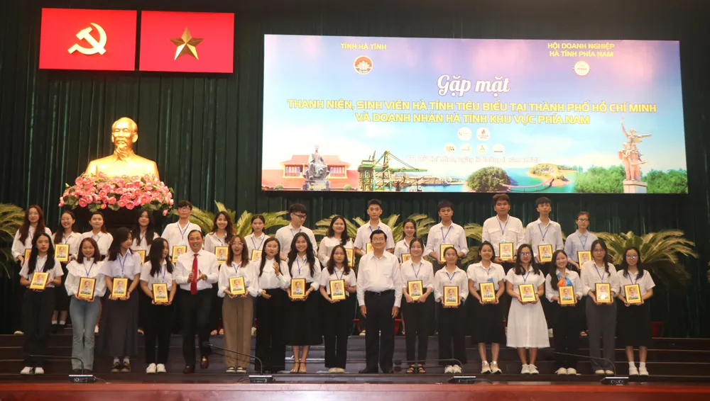 Đồng chí Trương Tấn Sang và đồng chí Hoàng Trung Dũng biểu dương thanh niên, sinh viên tiêu biểu tại chương trình Đồng chí Trương Tấn Sang và đồng chí Hoàng Trung Dũng biểu dương thanh niên, sinh viên tiêu biểu tại chương trình