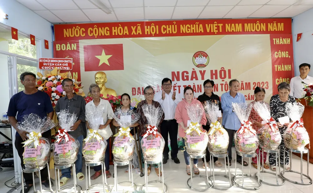 25 suất quà được trao đến các hộ nghèo tại ấp Bình Thuận. ẢNH: DŨNG PHƯƠNG