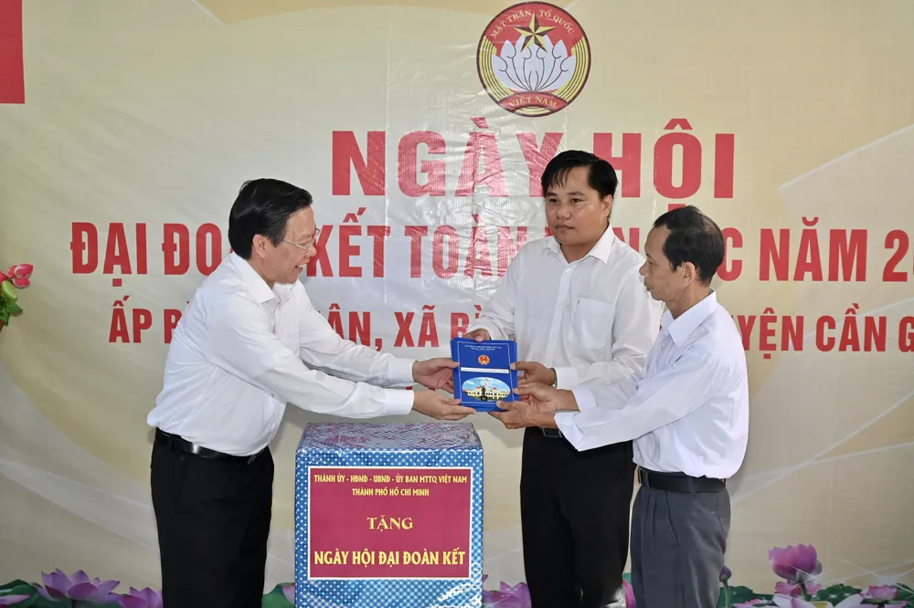 Chủ tịch UBND TPHCM Phan Văn Mãi tặng quà lưu niệm tại ngày hội. Ảnh: DŨNG PHƯƠNG