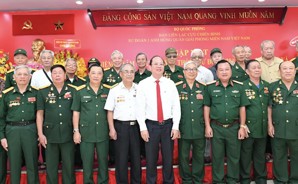 Phó Bí thư Thành ủy TPHCM Nguyễn Hồ Hải chụp hình lưu niệm cùng các cựu chiến binh Sư đoàn 1 tại buổi gặp mặt. Ảnh: VIỆT DŨNG