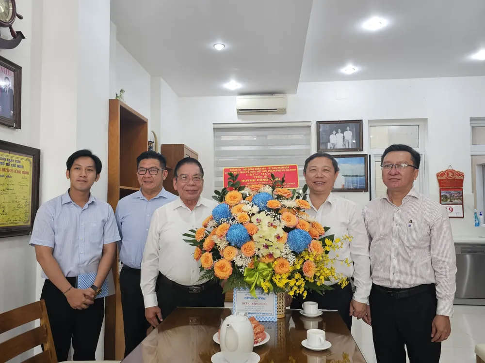 Phó Chủ tịch UBND Dương Anh Đức thăm hỏi TS Huỳnh Công Minh nhân Ngày Nhà giáo Việt Nam 20-11