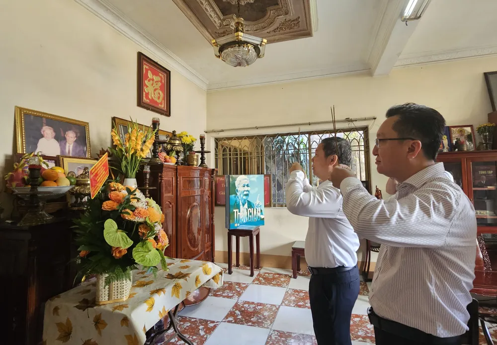 Đoàn lãnh đạo TPHCM thắp hương tưởng nhớ cố GS Trần Văn Giàu tại nhà riêng