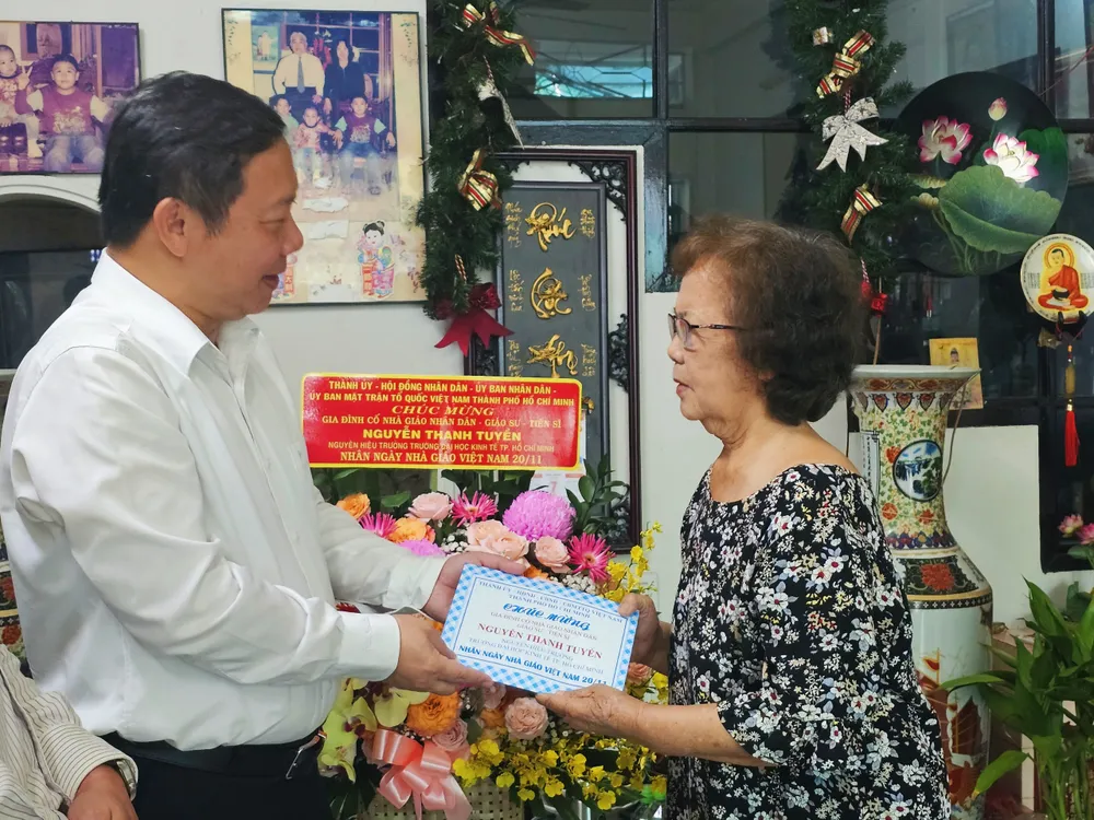 Đồng chí Dương Anh Đức thăm hỏi ân cần người thân cố GS-TS Nguyễn Thanh Tuyền