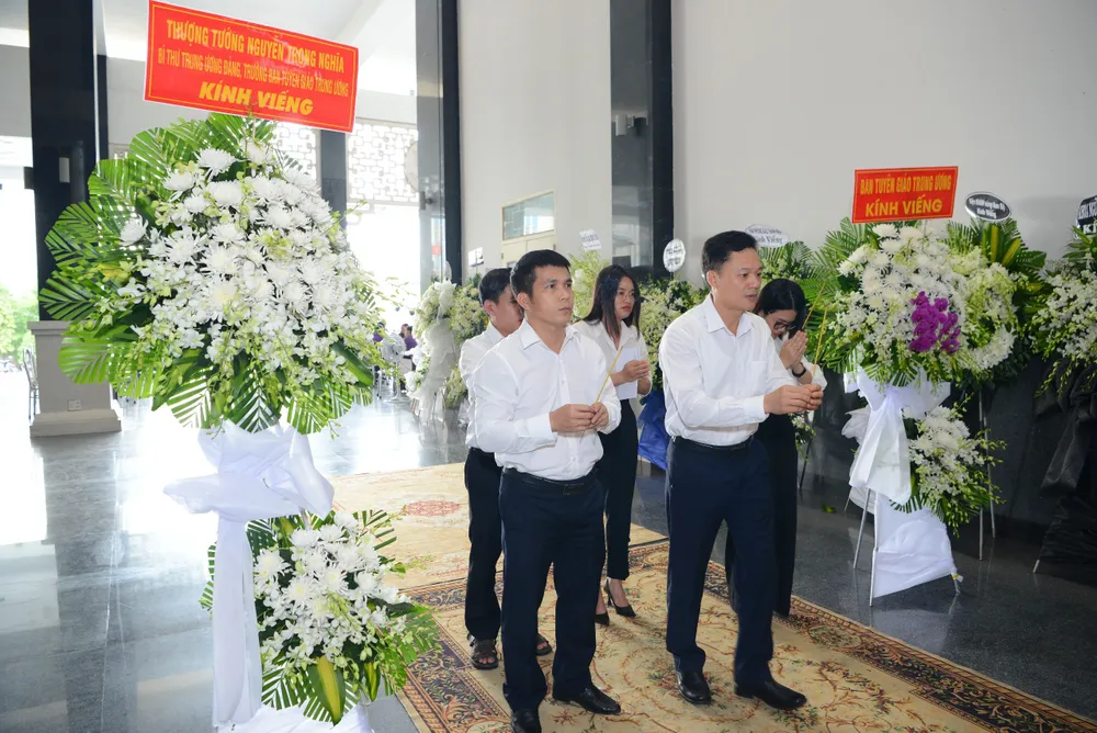 Đoàn Ban Tuyên giáo Trung ương đến viếng đồng chí Nguyễn Văn Hạnh