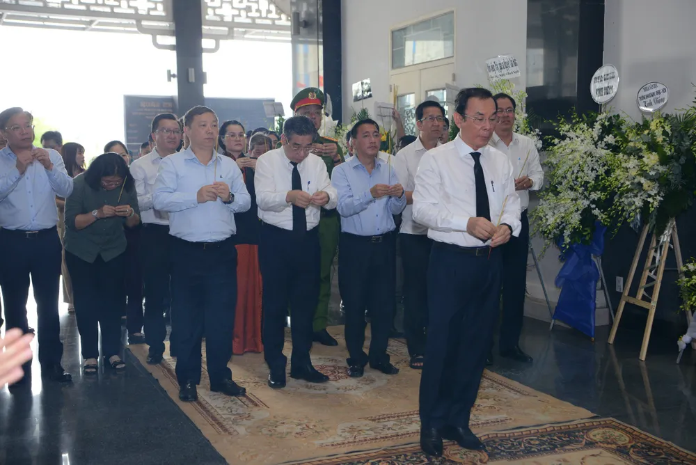 Đoàn Thành ủy - HĐND - UBND - Ủy ban MTTQ Việt Nam TPHCM do Bí thư Thành ủy TPHCM Nguyễn Văn Nên làm trưởng đoàn đến viếng