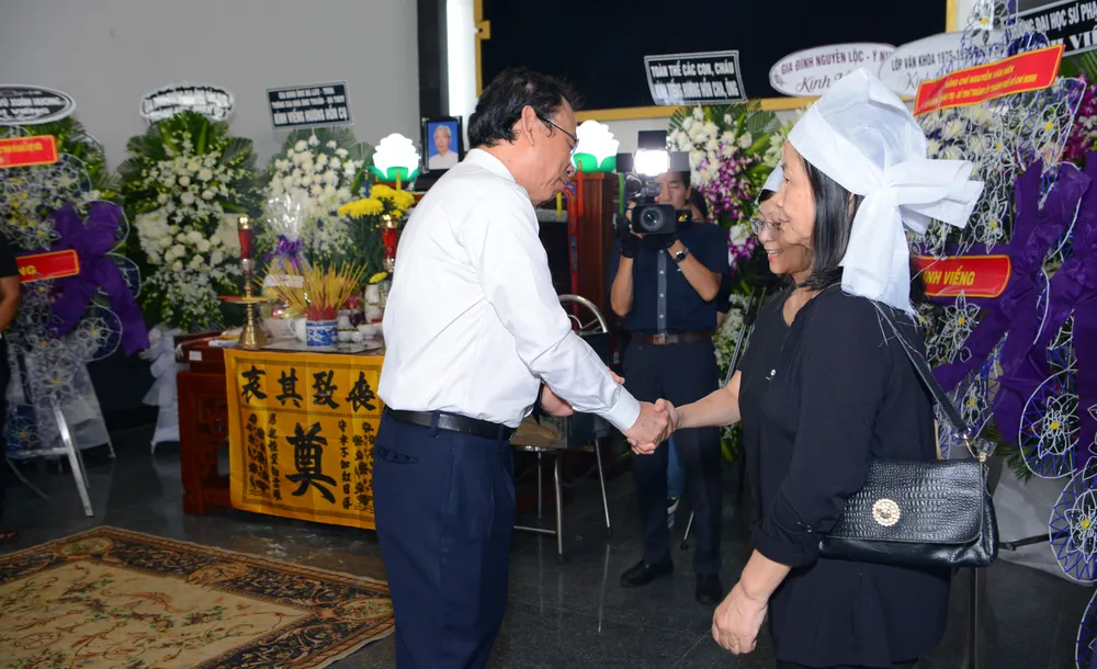 Đồng chí Nguyễn Văn Nên gửi lời thăm hỏi, động viên gia quyến đồng chí Nguyễn Văn Hạnh