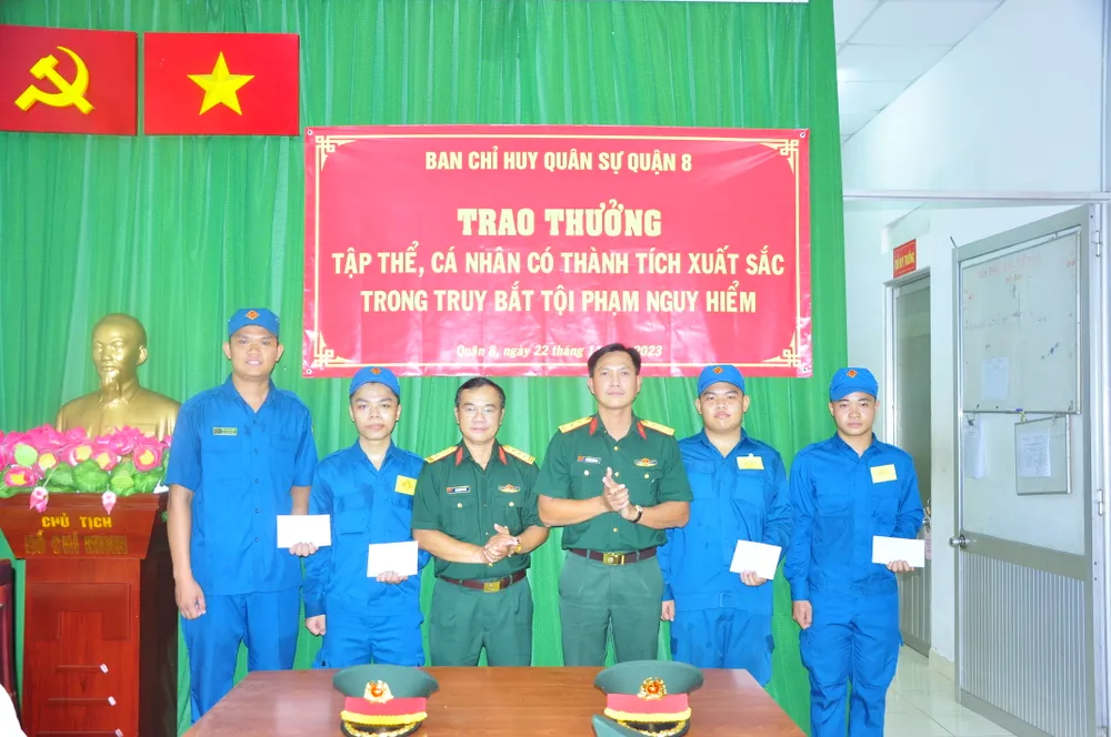 Ban CHQS quận 8 khen thưởng tập thể, cá nhân có thành tích xuất sắc trong truy bắt tội phạm nguy hiểm