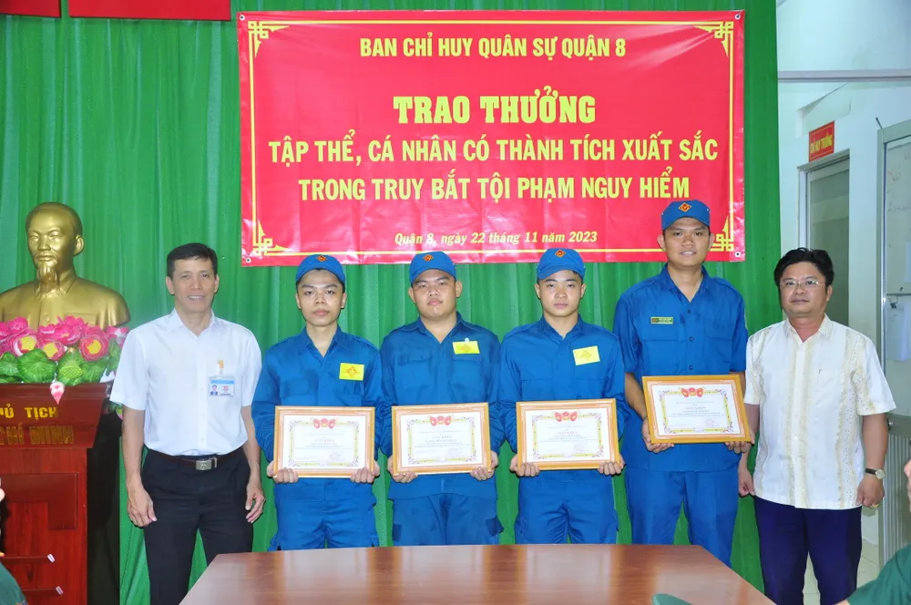 Lãnh đạo phường 15 tặng giấy khen cho tập thể, cá nhân vì có thành tích xuất sắc trong công tác bảo vệ an ninh trật tự, an toàn xã hội trên địa bàn