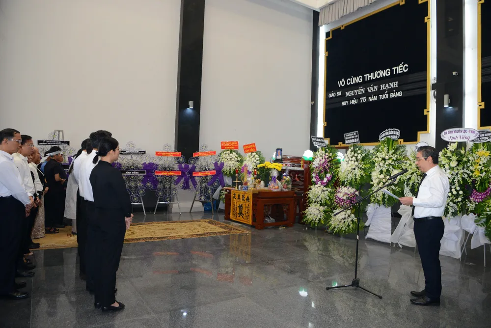 Phó Bí thư Thành ủy TPHCM Nguyễn Phước Lộc đọc điếu văn tại lễ truy điệu