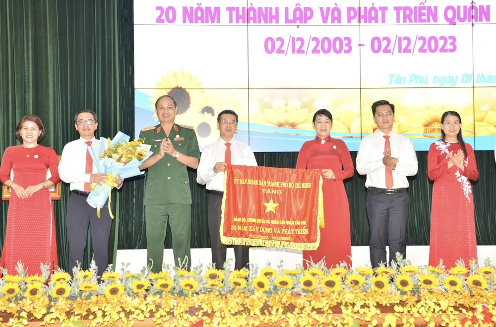 Tại lễ kỷ niệm, quận Tân Phú vinh dự nhận Cờ truyền thống của UBND TPHCM