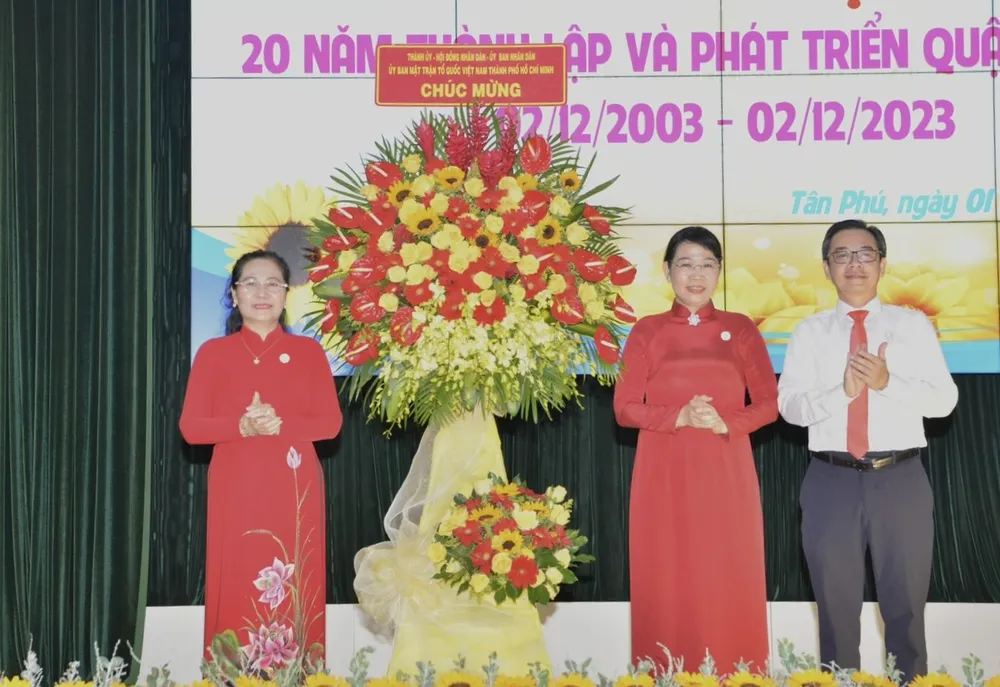 Bí thư Quận ủy quận Tân Phú Lê Thị Kim Hồng cùng lãnh đạo quận nhận hoa chúc mừng của Thành ủy - HĐND - UBND - Ủy ban MTTQ Việt Nam TPHCM